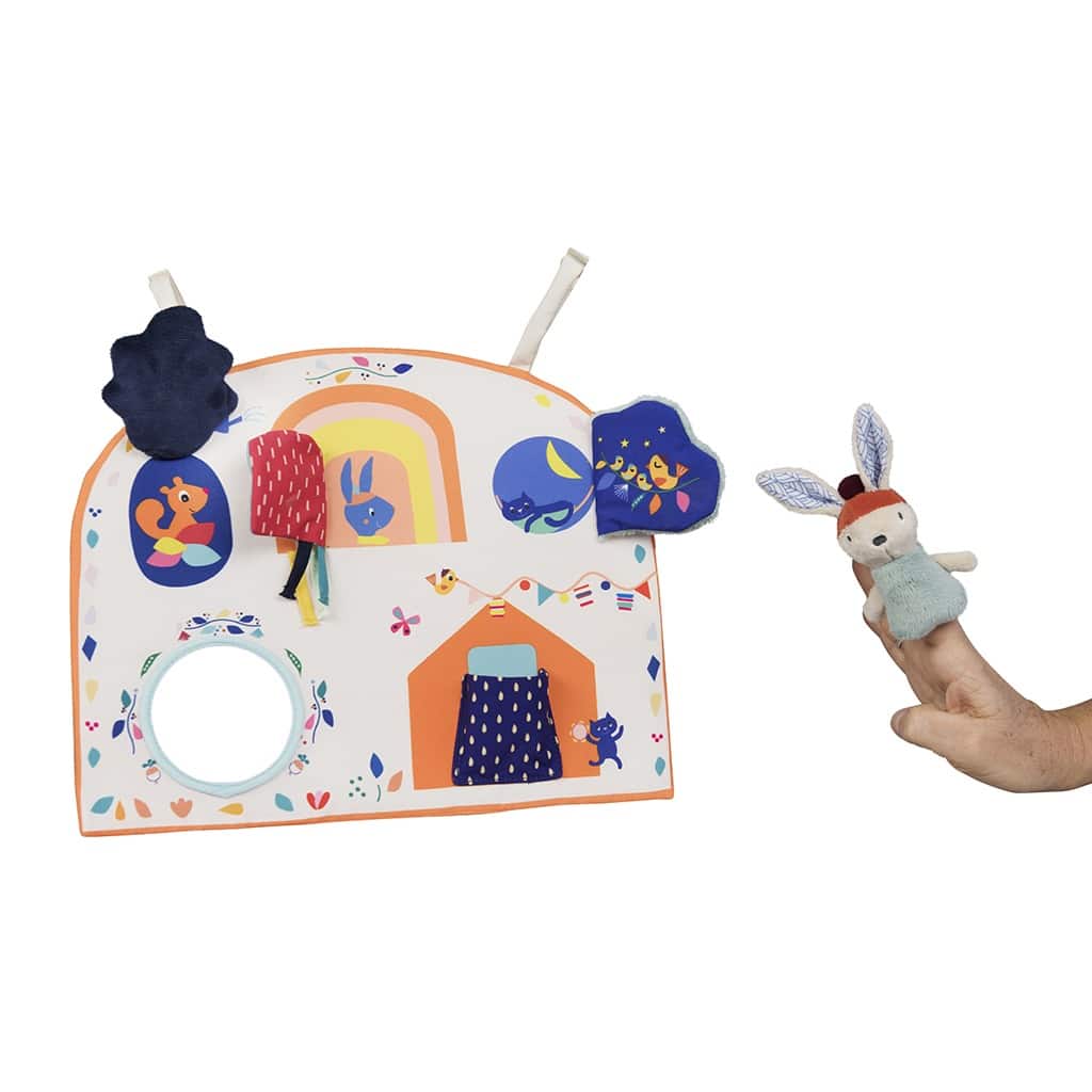 tableau d'activité gabin le lapin avec marionnette ebulobo sur fond blanc