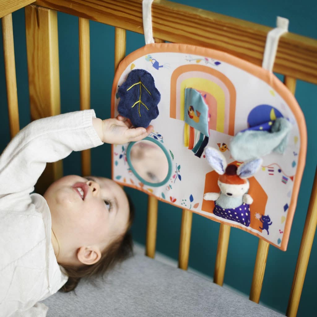 tableau d'activités gabin le lapin ebulobo détail bébé dans son lit