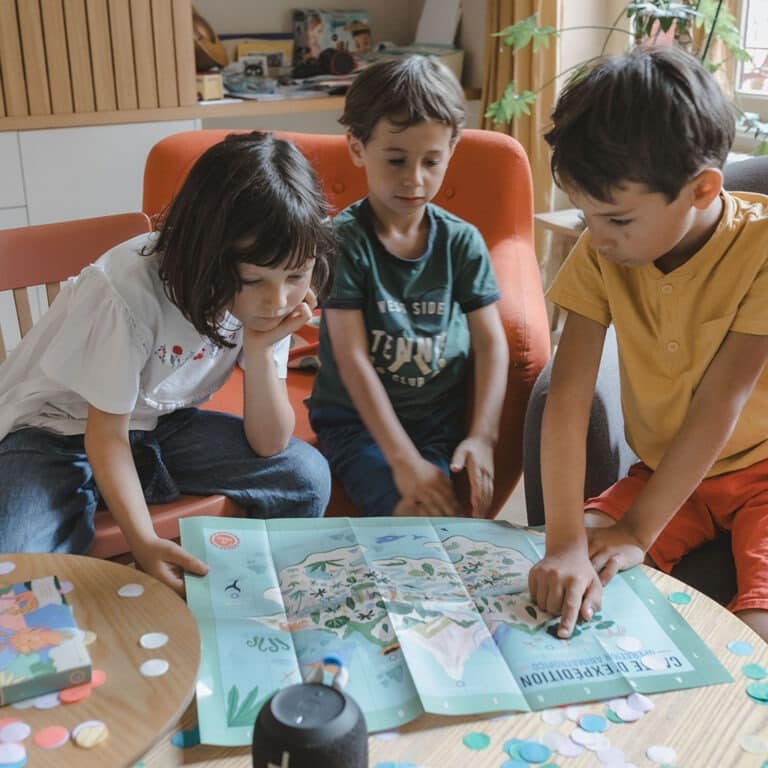 Jeu enquête anniversaire en cavale illustration