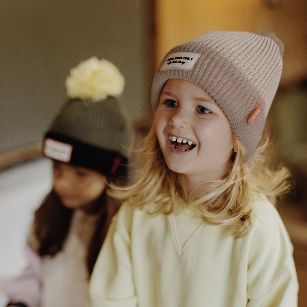 bonnet enfant block coffee hello hossy avec pompon porté par petite fille