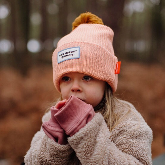 bonnet enfant block peachy hello hossy avec pompon porté par petite fille