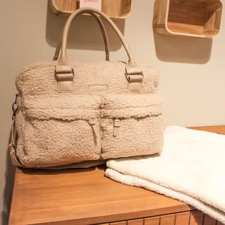 sac à langer sherpa beige kidzroom mise en situation