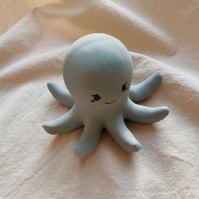 un anneau de dentition pieuvre bleu Konges Slojd, vue de face sur fond blanc