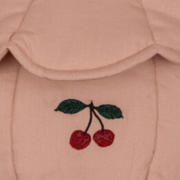 un porte poupée rose avec une petite cerise Konges Slojd, zoom sur les détails
