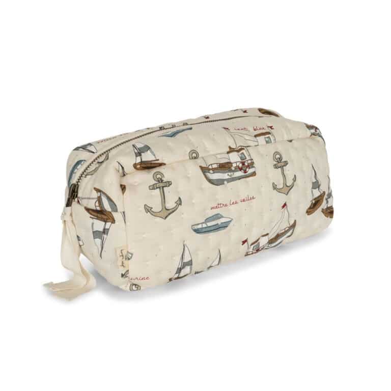 une trousse de toilette marin Konges Slojd, vue de face sur fond blanc