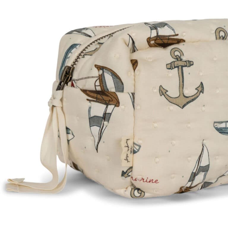 une trousse de toilette marin Konges Slojd, vue de face sur fond blanc