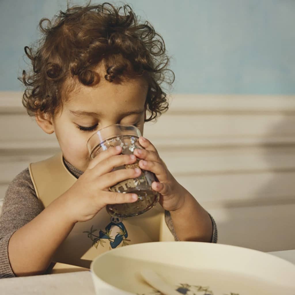un verre à paillettes safari Konges Slojd, ambiance
