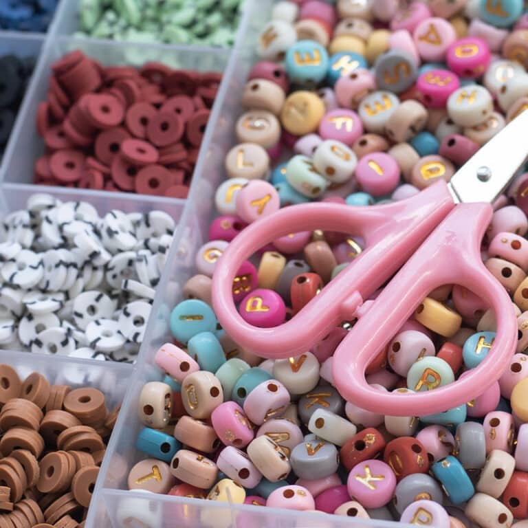 boîte de perles heishi et accessoires 6mm naturelle la petite épicerie détail contenu boîte