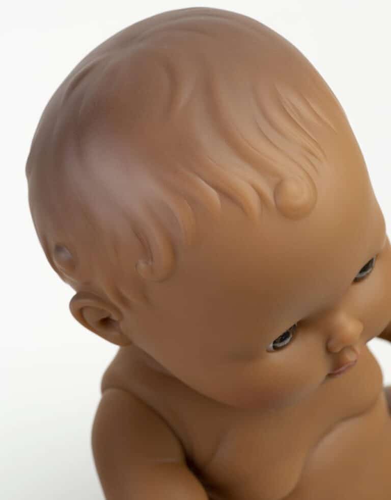 Léonie de jolis yeux marrons et sa petite bouille est vraiment trop mignonne. Elle deviendra la meilleure amie de votre enfant.