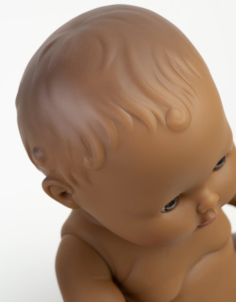 Léonie de jolis yeux marrons et sa petite bouille est vraiment trop mignonne. Elle deviendra la meilleure amie de votre enfant.