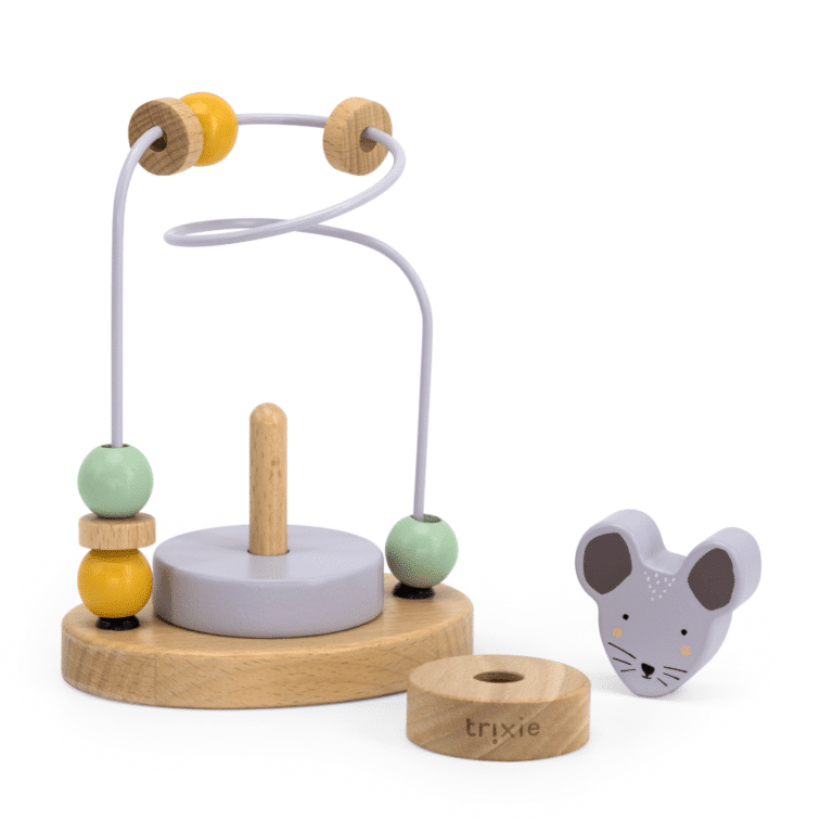 un labyrinthe à perles en bois souris, vue de face sur fond blanc