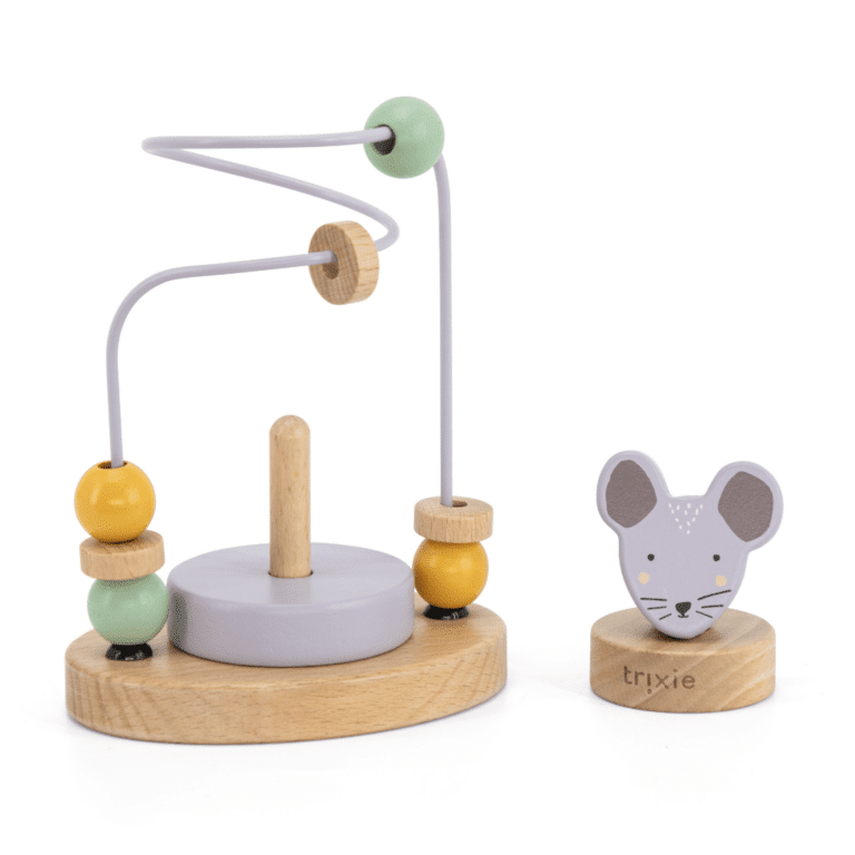 un labyrinthe à perles en bois souris, vue de face sur fond blanc