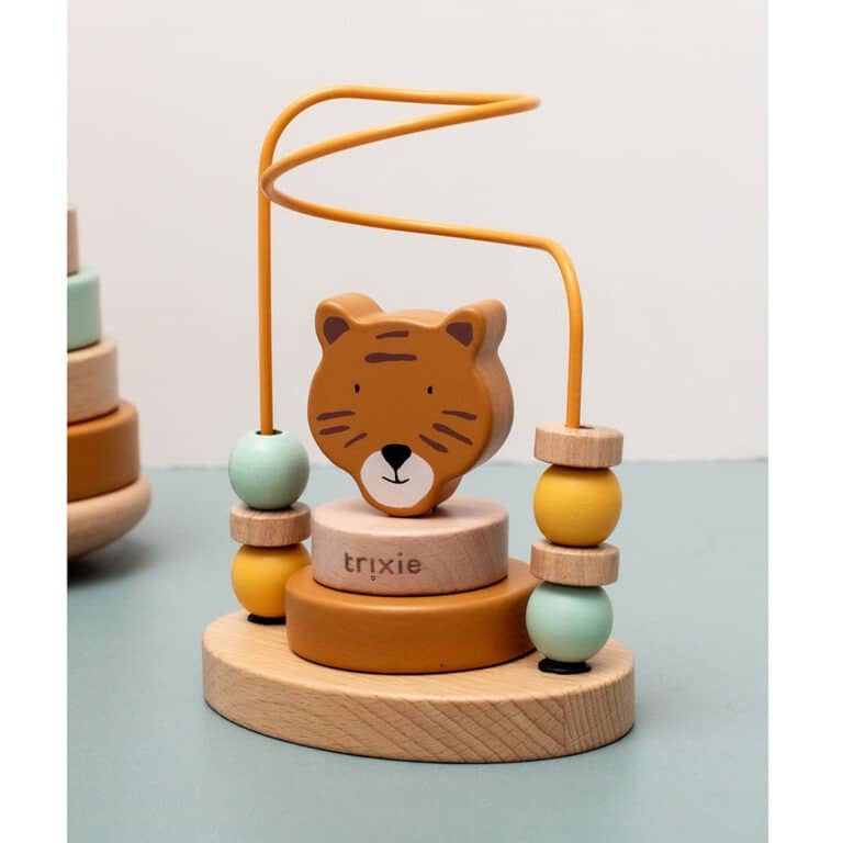 un labyrinthe à perles en bois tigre, vue de face sur un fond décorer