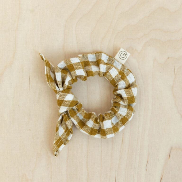 chouchou en lin vichy curry gabrielle paris sur fond bois clair