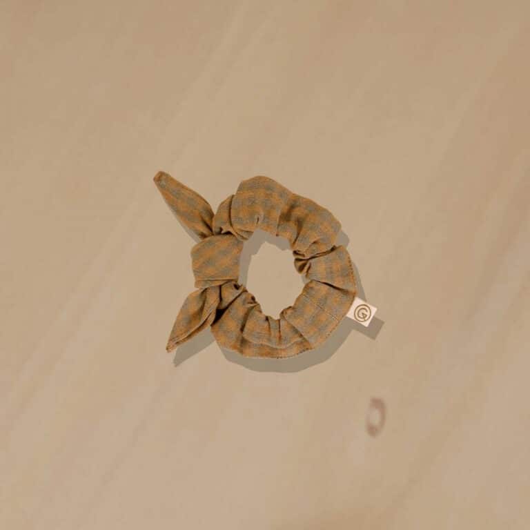 chouchou en lin vichy grège gabrielle paris sur fond bois clair