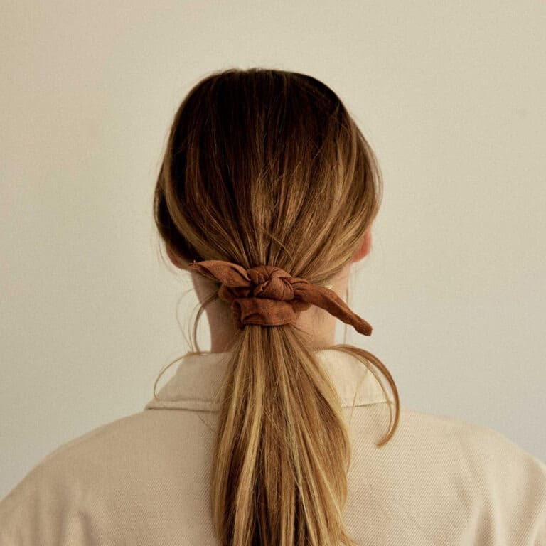 chouchou en lin lavé marsala gabrielle paris porté sur queue de cheval