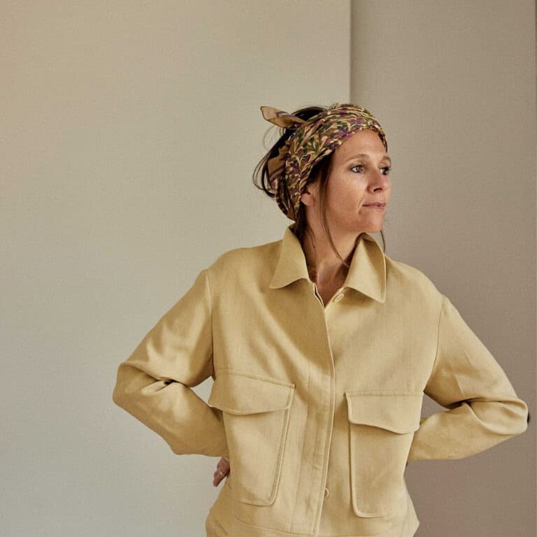 foulard songe violet gabrielle paris porté par modèle femme