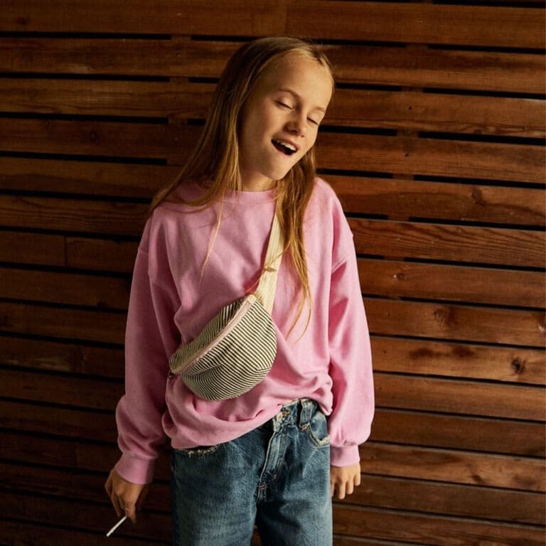 sac banane enfant rayures kaki et lemon gabrielle paris porté par fillette