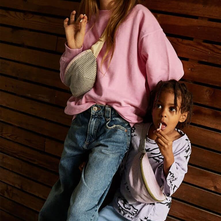 sac banane enfant rayures kaki et lemon gabrielle paris porté par jeune fille