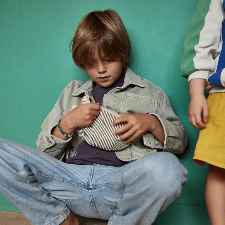 sac banane enfant rayures kaki et lemon gabrielle paris porté par petit garçon