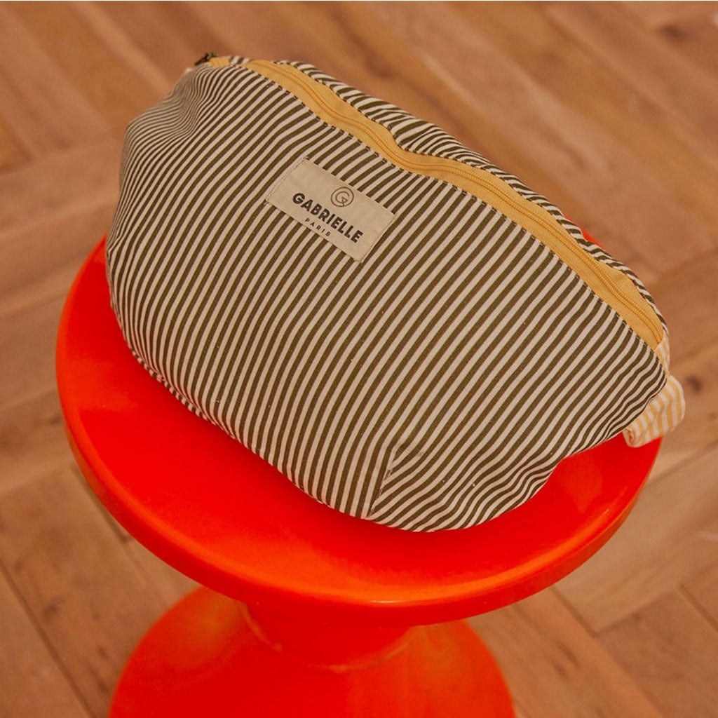 sac banane à rayures kaki et lemon gabrielle paris sur tabouret