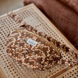 sac banane songe noisette gabrielle paris sur chaise rotin