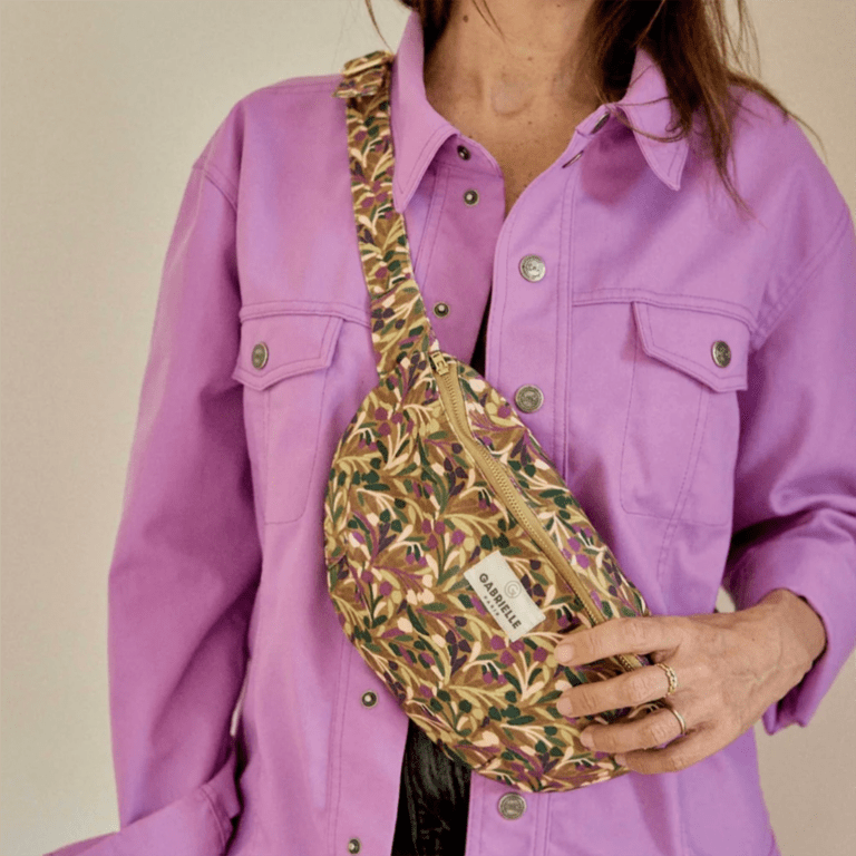 sac banane songe violet gabrielle paris porté sur le devant par femme