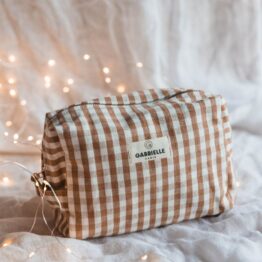 trousse de toilette vichy camel gabrielle paris sur fond drap blanc