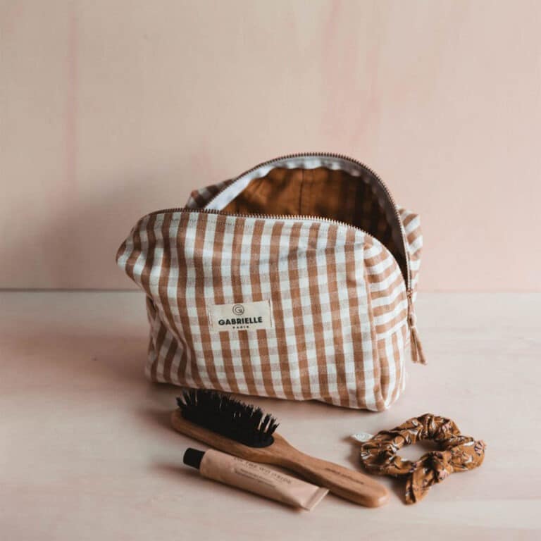 trousse de toilette vichy camel gabrielle paris photo d'ambiance avec accessoires