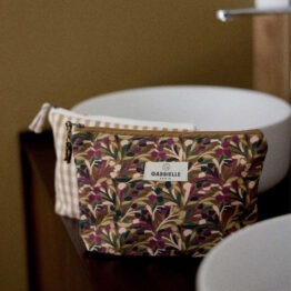 trousse en coton songe violet gabrielle paris photo trousse à côté d'une vasque