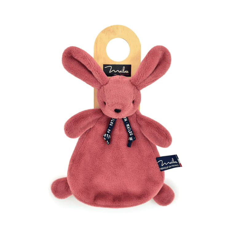 un doudou lapin plat bois de rose Maïlou, vue de face sur fond blanc