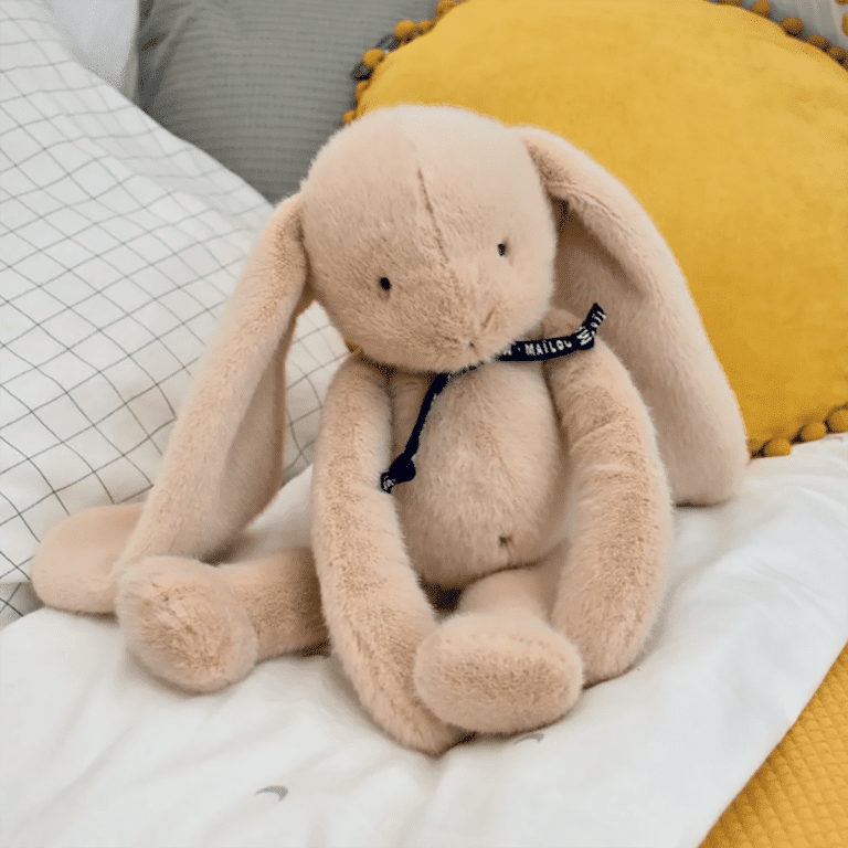une peluche lapin beige Maïlou, ambiance