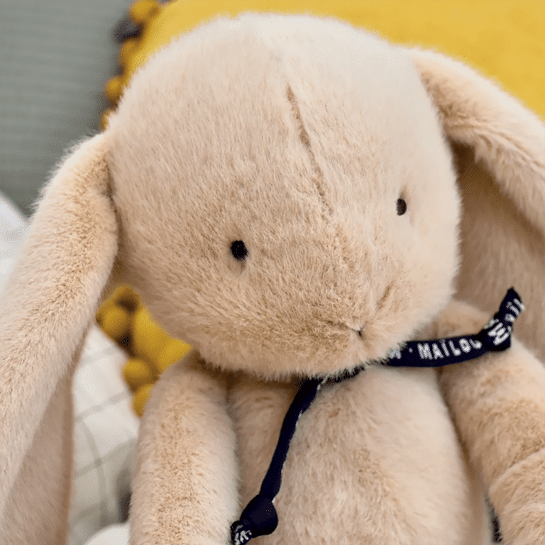 une peluche lapin beige Maïlou, ambiance