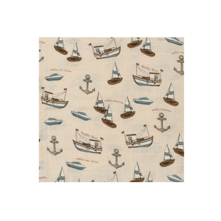 un petit lange marin Konges Slojd, vue de face sur fond blanc