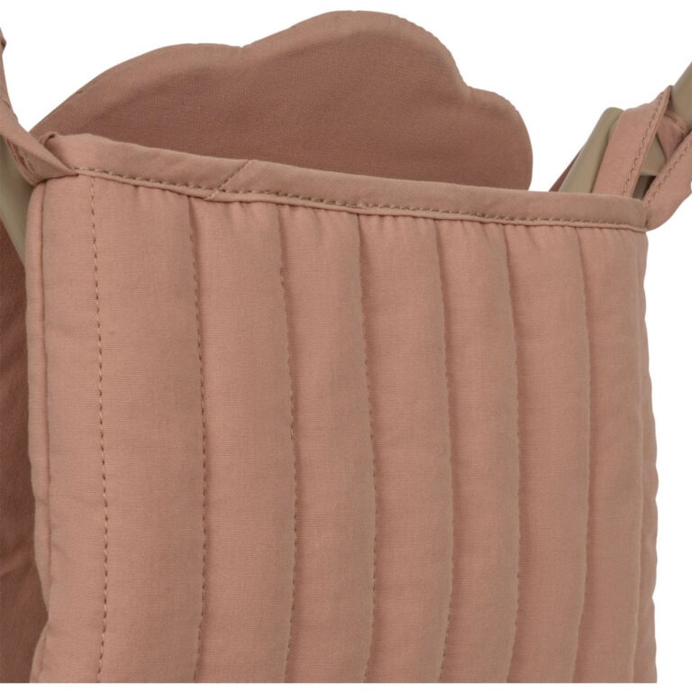 une poussette rose avec une petite cerise Konges Slojd, zoom sur le pochon