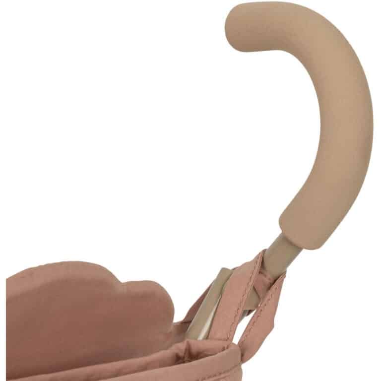 une poussette rose avec une petite cerise Konges Slojd, zoom sur la poignée