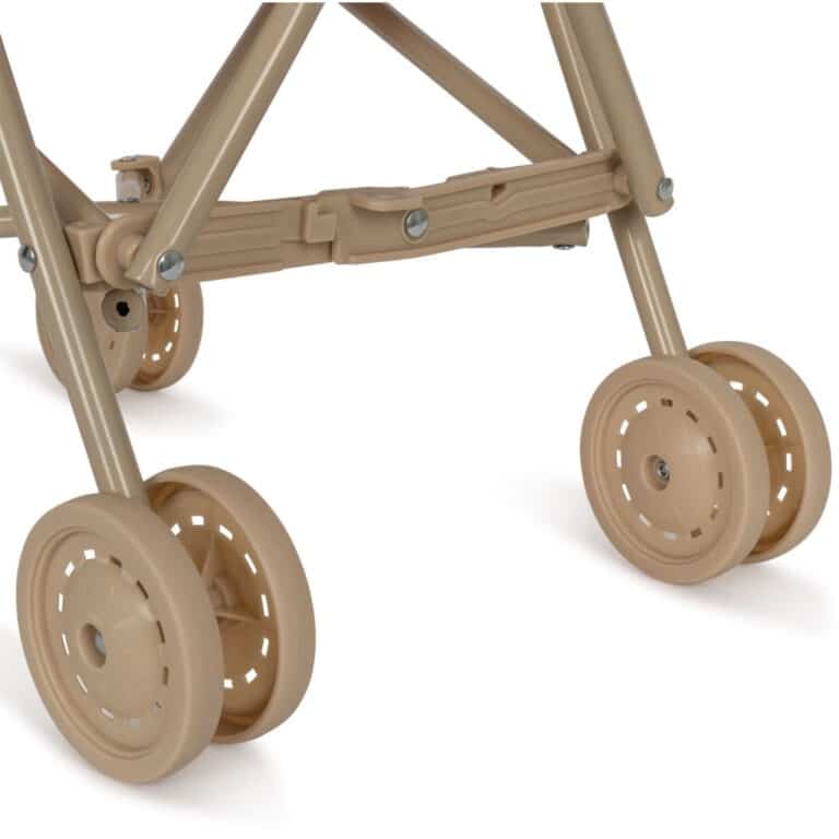 une poussette rose avec une petite cerise Konges Slojd, zoom sur les roues