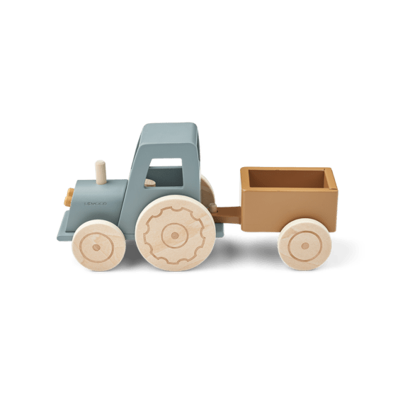 tracteur liewood en bois vue de côté sur fond blanc