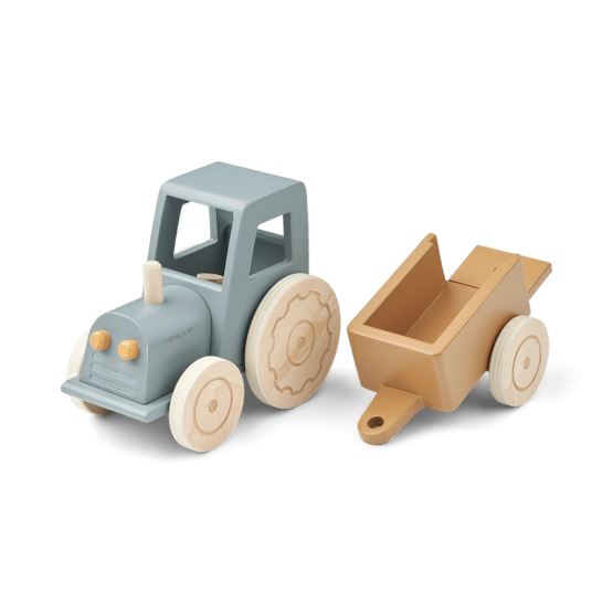 tracteur liewood en bois avec remorque détaché sur fond blanc