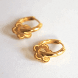 une paire de boucles d'oreilles pampilles fleurs Adrabili, vue de face sur fond gris