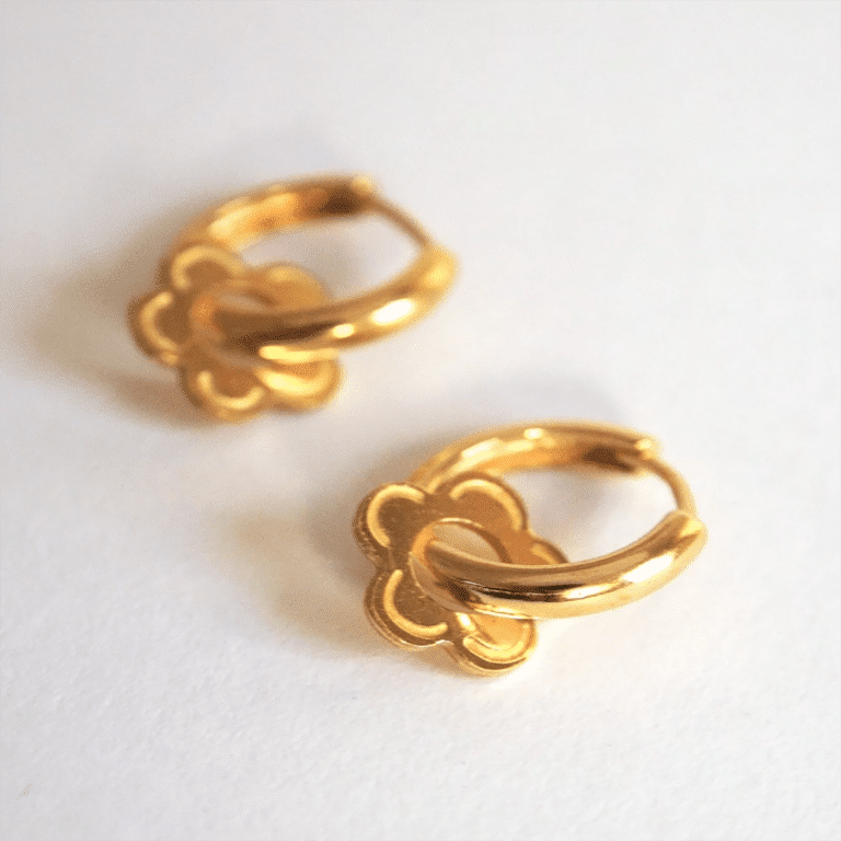 une paire de boucles d'oreilles pampilles fleurs Adrabili, vue de face sur fond gris