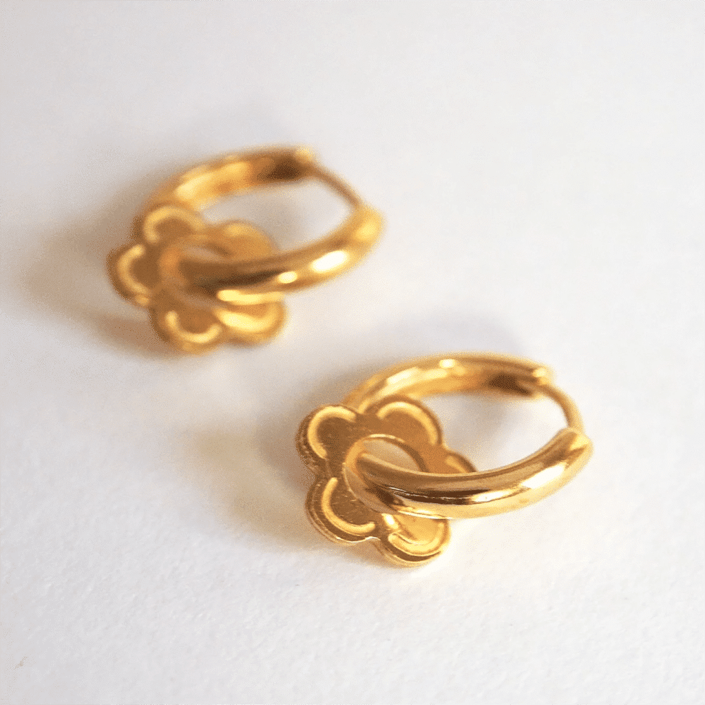 une paire de boucles d'oreilles pampilles fleurs Adrabili, vue de face sur fond gris