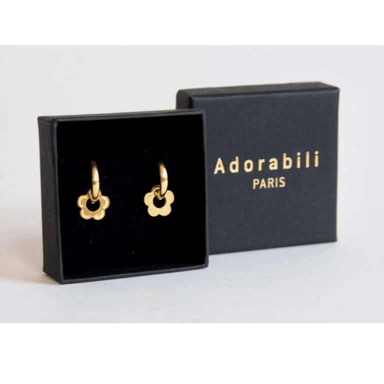 une paire de boucles d'oreilles pampilles fleurs Adrabili, vue de face dans son packaging sur fond gris