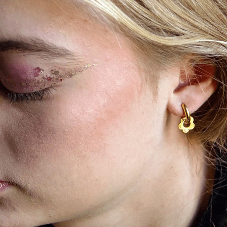 une paire de boucles d'oreilles pampilles fleurs Adrabili, portée