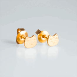 une paire de boucle d'oreille solo manekineko Adorabili, vue de face sur fond gris