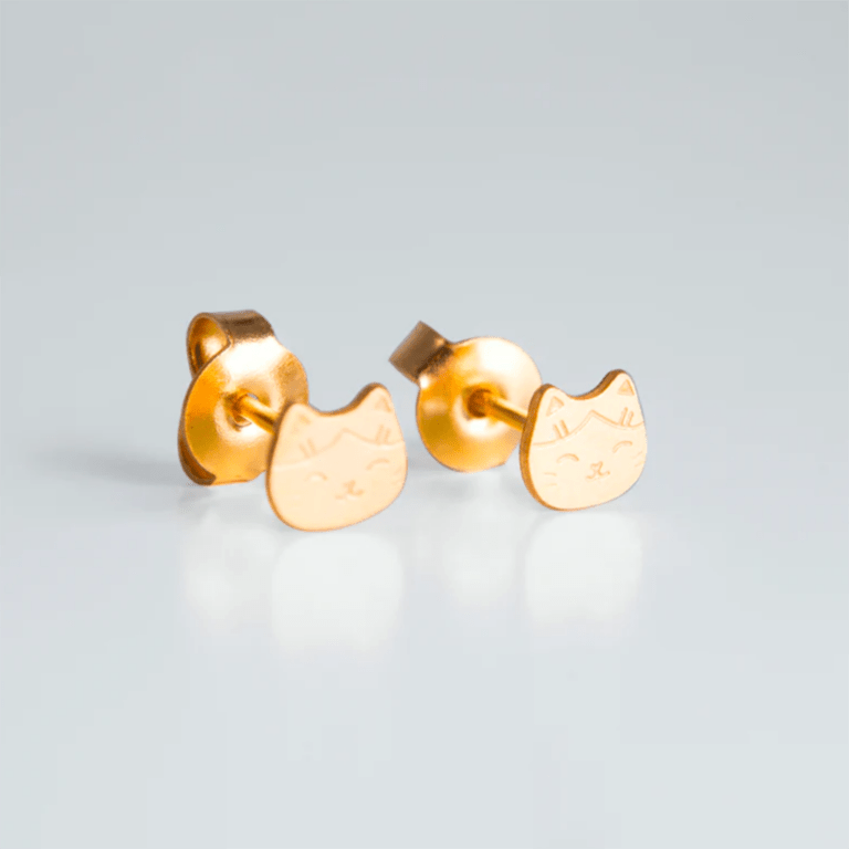 une paire de boucle d'oreille solo manekineko Adorabili, vue de face sur fond gris