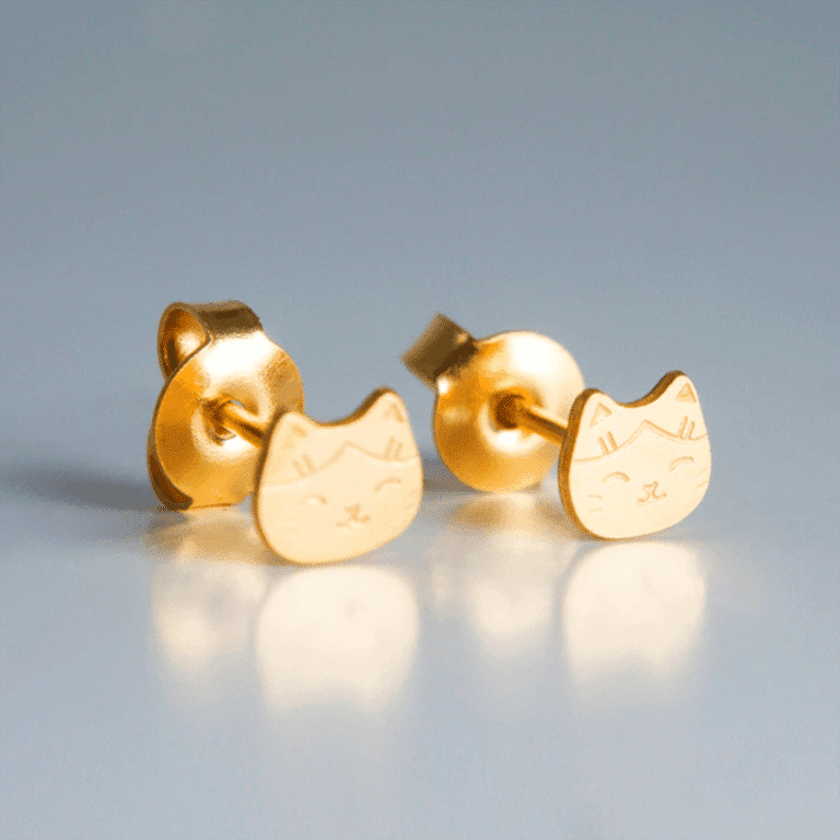 une paire de boucle d'oreille solo manekineko Adorabili, vue de face sur fond gris