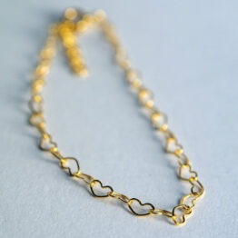 un bracelet avec une chaîne en forme de cœurs Adorabili, vue de face sur un fond gris