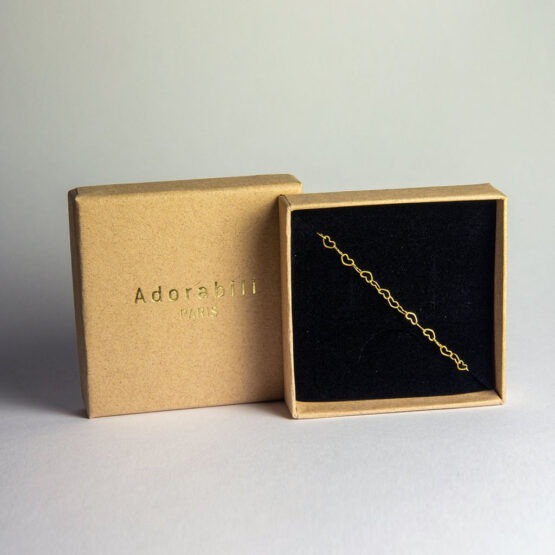 un bracelet avec une chaîne en forme de cœurs Adorabili, vue de face dans son packaging
