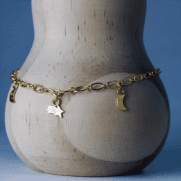 un bracelet charms lune et étoiles filantes Adorabili, ambiance